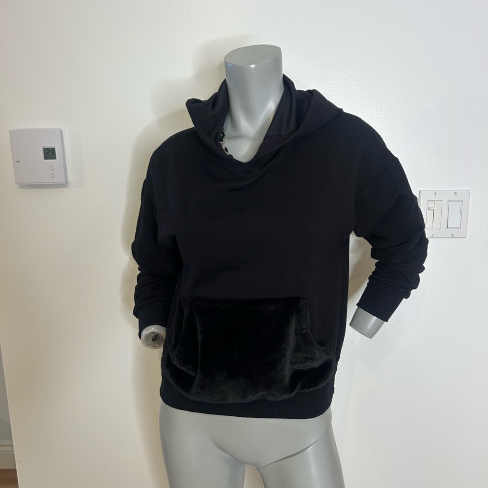 Elegant Black Hoodie with Faux fur Pocket❤️S